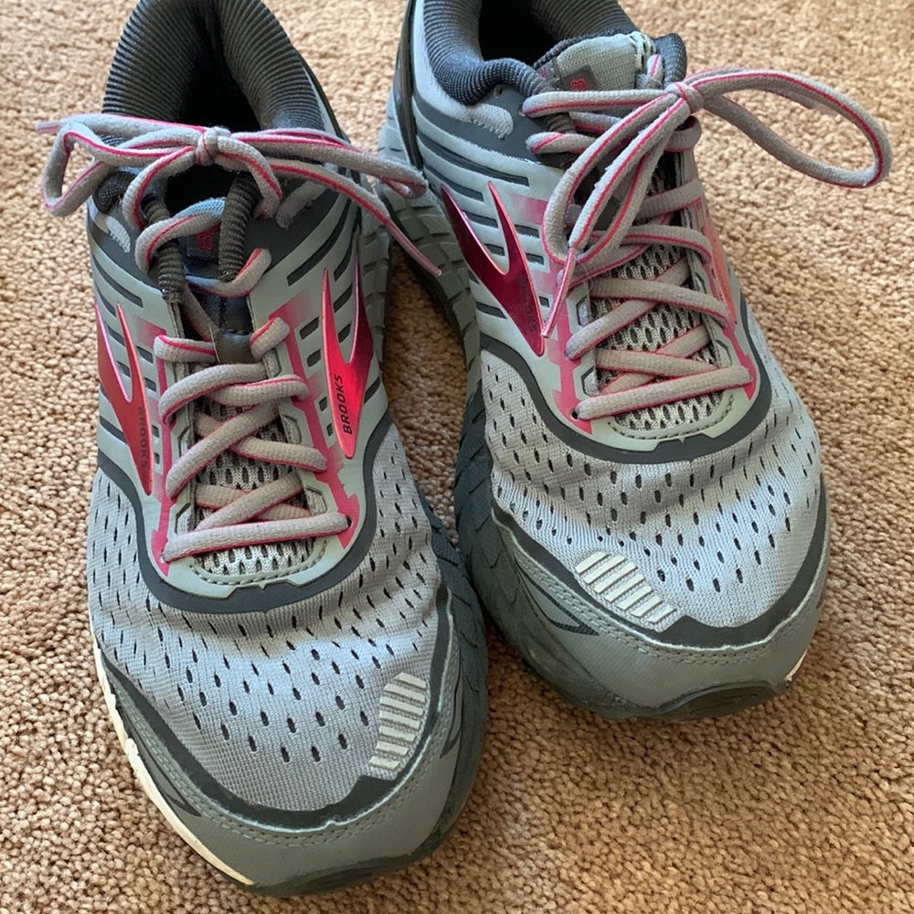 Brooks womens tennis shoes size 8.5